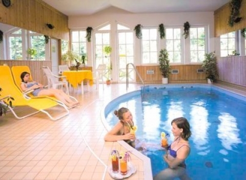 Krkonoše s neobmedzeným bazénom, masážou a bohatou polpenziou v rodinnom hoteli Arnika.