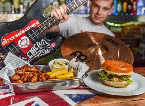 Fancy Dave Burger na počesť Dava Gahana z Depeche Mode a jeho obľúbenej malajzijskej kuchyne.