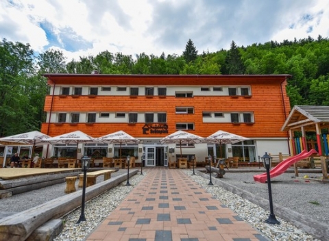 Vychutnajte si dovolenku v penzióne Svätopluk v krásnej prírode a napite sa zdravia v Korytnici.