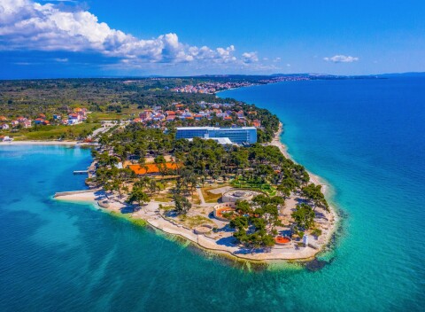 Chorvátsko: Leto 2022 hneď pri pláži v Hoteli Pinija **** s 2 bazénmi, wellness a animáciami + polpenzia.