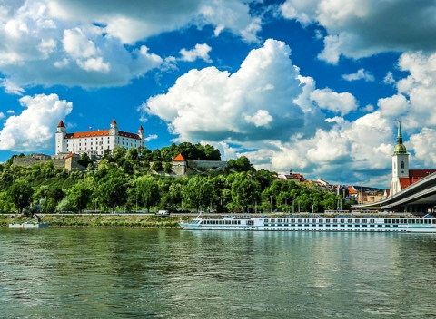 Pohoda v luxusnom zámockom hoteli pri Bratislave s raňajkami/polpenziou, golfom a bazénom