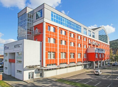 Pobyt pod Tatrami: Hotel Spolcentrum *** s raňajkami, wellness a tenisom/bowlingom + 2 deti do 12 rokov zdarma.
