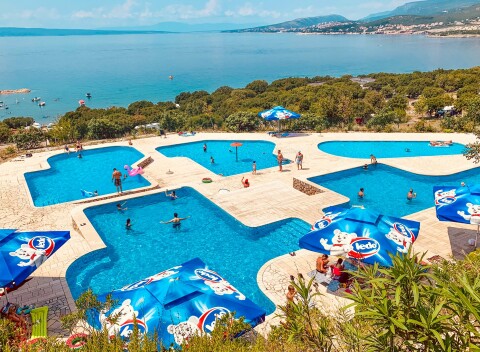 Chorvátsko 350 m od mora v Kempe Klenovica pre 4 osoby + dieťa do 16 rokov a s vonkajšími bazénmi.