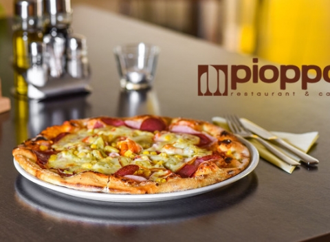 Akákoľvek talianska pizza až do 490 g  z jedálneho lístka v PIOPPO restaurant & café.