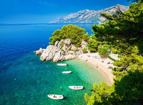 Jedinečný oddych na Makarskej, v hoteli Bonaca vzdialenom iba 70 m od pláže!