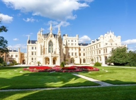 Lednice na južnej Morave s polpenziou, vínom a romantickou jazdou v kočiari.