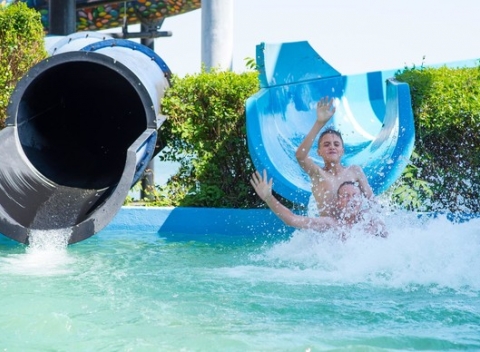 Celodenný neobmedzený vstup na tobogány na Zlatých pieskoch + nápoj alebo nanuk v Zanzi Bar-e.