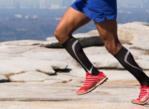 Cestovné ponožky alebo bežecké podkolienky či kompresné šortky pre pánov i dámy.