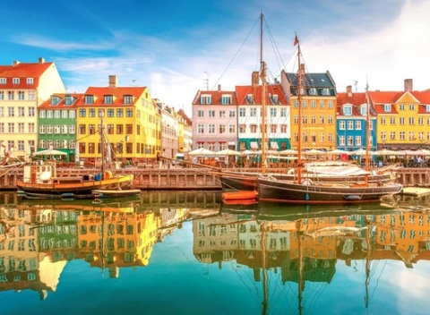 Spoznajte farebnú Kodaň s ubytovaním pre dvoch v modernom hoteli A&O Copenhagen Nørrebro.