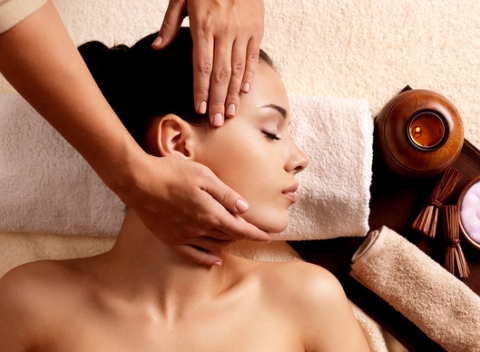 Relaxačná masáž tváre a dekoltu s regeneračnou maskou na oddialenie starnutia.