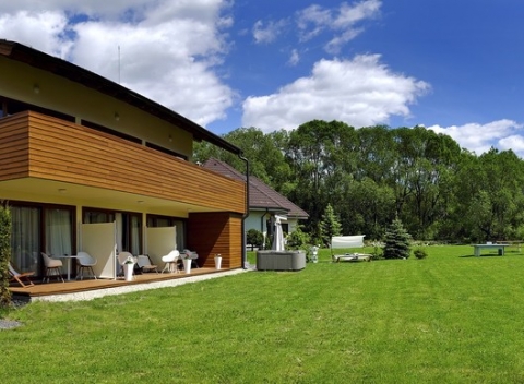 Leto pod Chopkom v horských apartmánoch AHA Jasná s privátnym vstupom do vírivky.