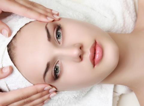 Kompletné profesionálne ošetrenie tváre s relaxačnou masážou v centre mesta.