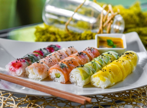 20 ks špeciálnych sushi roliek podávaných s kokosovým dressingom (s chilli).