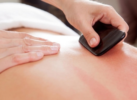 Masáže tibetského majstra - čínske masáže Gua Sha či Tui Na spojená s masážou akupunktúrnych bodov.