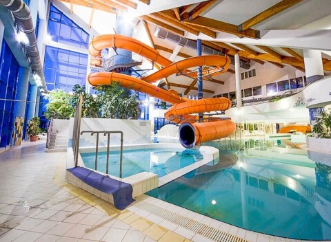 Kehidakustány len 350 m od termálnych kúpeľov: Szerencsemák Panzió v apartmáne s kuchynkou + polpenzia.