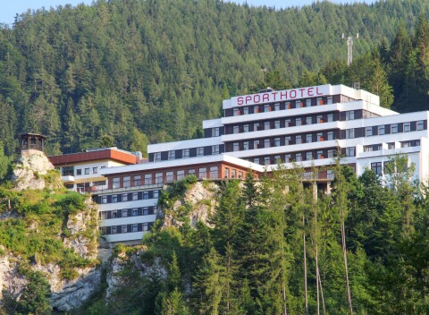 Viedenské Alpy: Sporthotel am Semmering *** s neobmedzeným wellness (bazén), polpenziou a deťmi zdarma.