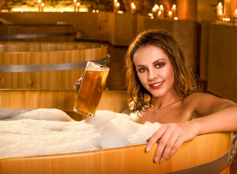 Pobyt pri Luhačoviciach: Zámek Wichterle – Hotel a pivní lázně **** s raňajkami, pivným kúpeľom a pitím piva.