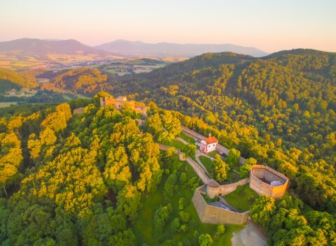 Beskydy blízko hradu i aquaparku: Hotel Hukvaldy *** s wellness a bazénom neobmedzene + polpenzia.