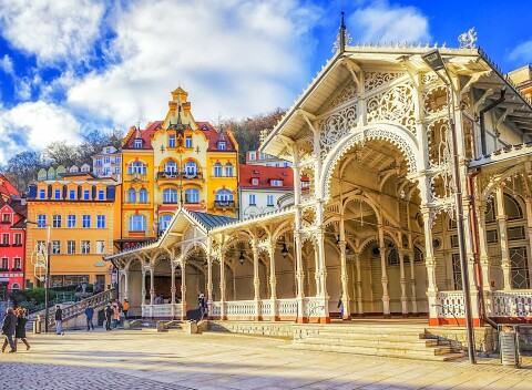 Karlove Vary pri Tržnej kolonáde v Hoteli Romance **** s raňajkami, romantickou večerou a zákuskom.