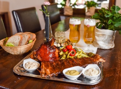 Marinované dvojkilové grilované koleno a rebierka s pivom Budvar na Devíne.