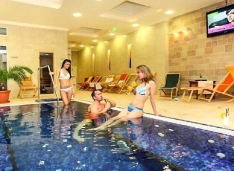 Eger: 4* hotel s neobmedzeným wellness, polpenzia a vstup do termálnych kúpeľov.