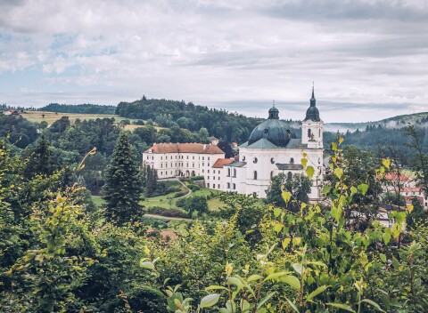 Moravský kras na Zámku Křtiny s polpenziou, welcome drinkom a vstupenkami do jaskyne a arboréta + darček.