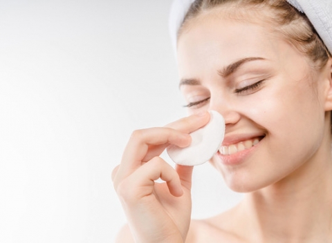 Masáž tváre a dekoltu alebo hĺbkové čistenie pleti, pre krásnu a mladú pleť.