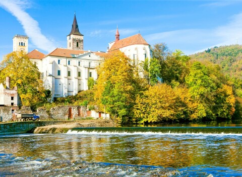 Hotel Sázavský ostrov *** s polpenziou, zapožičaním pramice a kolobežiek či vstupom do kláštora.