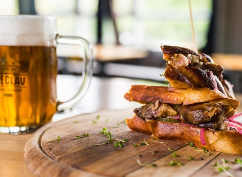 Sendvič s príbehom, trhaným bravčovým kolenom a nápojom v novom MARI KIRI.