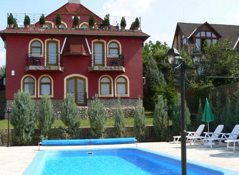 Dokonalý relax v elegantnom hoteli s wellness a polpenziou v maďarskom kúpeľnom meste Eger.