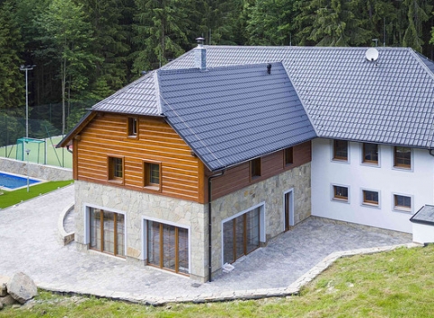 Ubytovanie uprostred lesa v penzióne pre 4 až 5 osôb pod hrádzou Lipenskej priehrady.