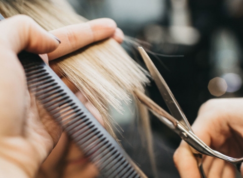 Vlasový balík - strih, šetrné farbenie a regenerácia v Salóne Impozante.