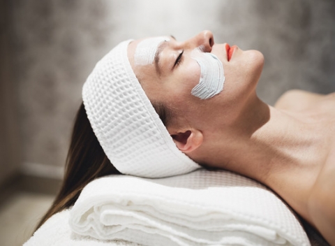 Kyslíkový alebo rádiofrekvenčný lifting s čistením alebo rádiofrekvencia.