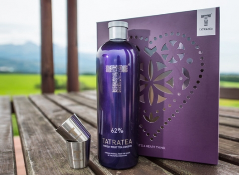Darčekové balenie TATRATEA + 2 shot poháriky. Unikátny čajovo-bylinný likér na prírodnej báze.