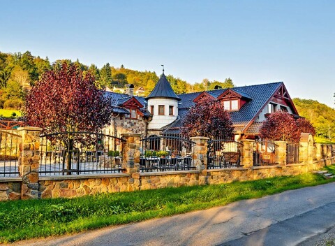 Romantický pobyt na Zámečku Kaliště *** s raňajkami, vonkajším bazénom a možnosťou kolobežiek.