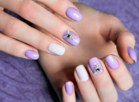 Gélové nechty, japonská manikúra alebo spevnenie prírodného nechta gélom.