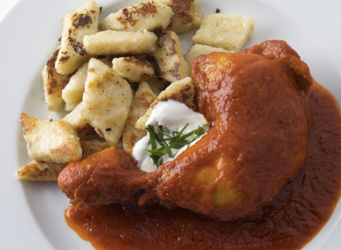 (Ne)tradičné slovenské menu s nápojom v malej a tak trochu punkovej reštike Kontakt.