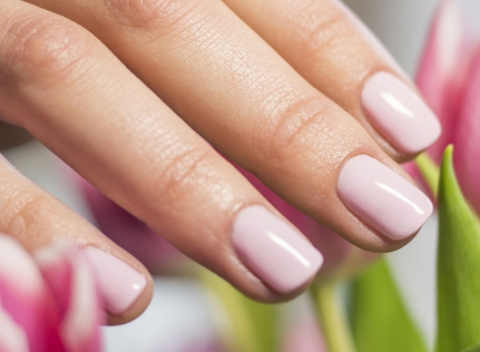 Upravené a dokonalé nechty vďaka manikúre s gél lakom alebo gélovým nechtom.