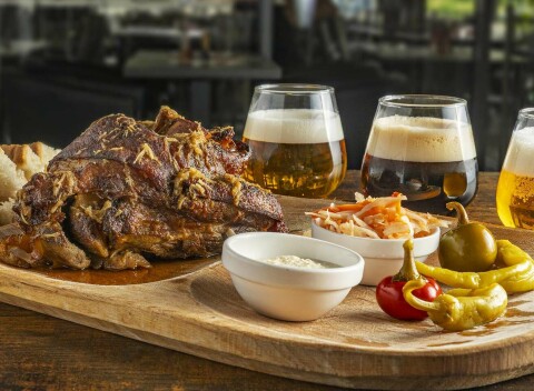 Dvojkilové bavorské koleno pre 2 osoby s degustáciou 3 pív priamo na Dunajskej v Starom Meste.