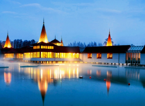 Komfortný apartmán priamo v známom Hévíze s raňajkami až do izby a vstupom do termálneho jazera.