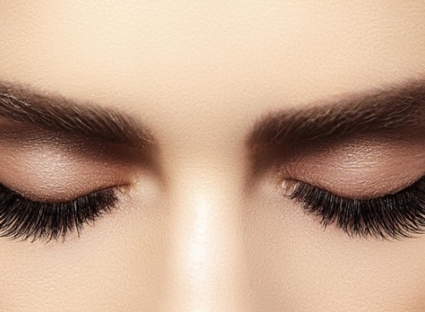 Aplikácia 3D mihalníc alebo úprava a farbenie obočia pre váš zvodný pohľad.