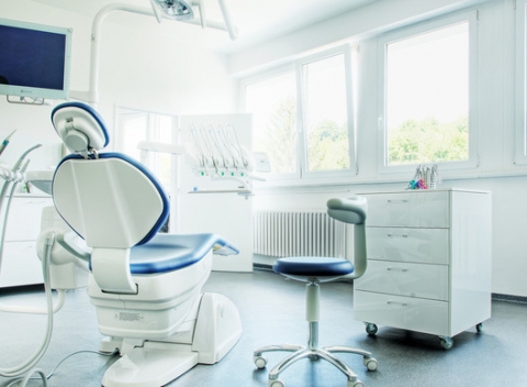 Dentálna hygiena s prezentáciou povlakov pred a po ošetrení v poliklinike Karlova Ves.