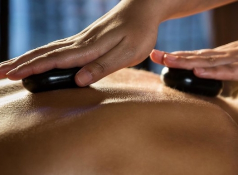 Celotelové masáže - olejová, aromaterapeutická, lávovými kameňmi alebo prístrojová lymfodrenáž.