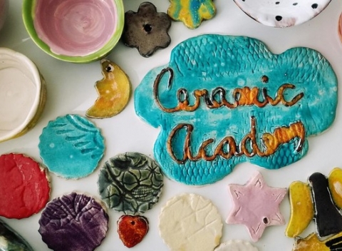 Objavte svoj talent na kurzoch keramiky a vyrobte si šperk, hodiny, mozaiku alebo niečo vlastné.