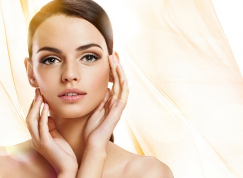 Diamantová mikrodermabrázia alebo ošetrenie kyselinou hyaluronovou či kolagénom.