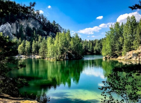 Rodinná dovolenka v dychberúcom Adršpachu so zázemím v chatovom areáli Zděřina s polpenziou.