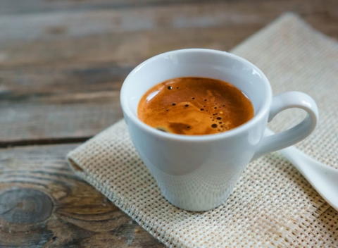 Voňavé espresso a sladký dezert v Barbakan Bar Cocktail & Coffee v Trenčíne.