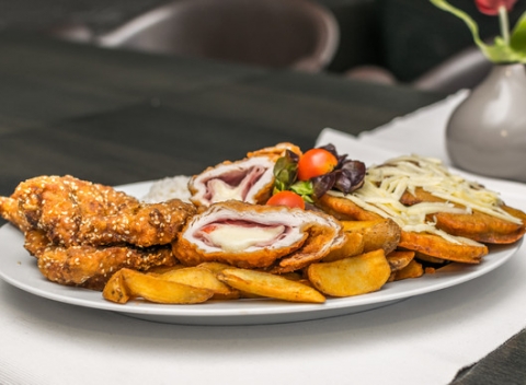 Najlepšia voľba pre posedenie s priateľmi. V reštaurácii Red Cafe vás čaká 560 g mäsa a 400 g prílohy.