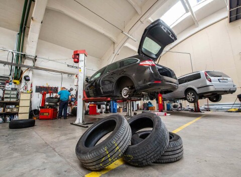 Kompletné prezutie alebo prehodenie kolies + kontrola bŕzd a podvozku s možnosťou vyváženia.