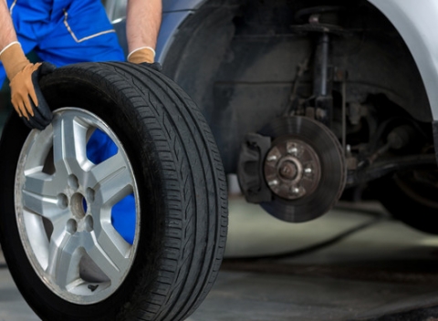 Kompletné prezutie pneumatík so závažím s možnosťou uskladnenia a ošetrenia.